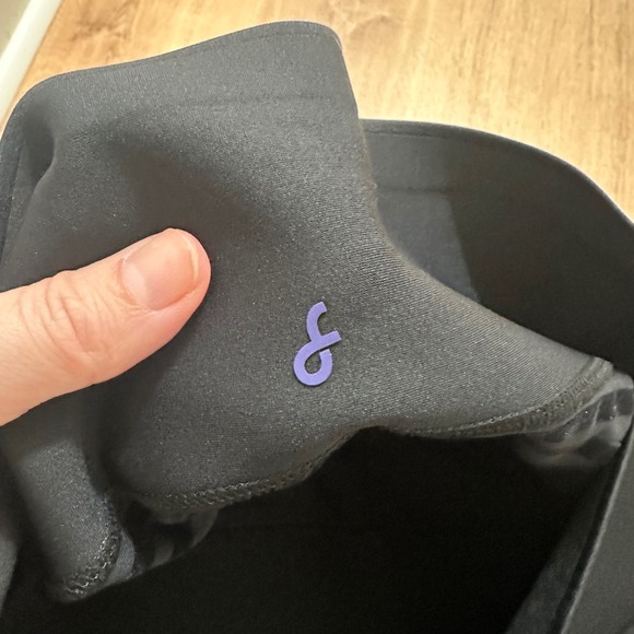 Fanka | Women's Black Seamless Body Sculpt Reversible Athletic Leggings, Size M - Picture 10 of 10